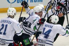 Hokejisté Dynama Moskva (zleva) Konstantin Gorovikov, Alexandr Ovečkin a Filip Novák slaví gól v utkání KHL 2012/13 proti Lvu Praha.