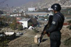 Voják dohlíží na stan Velké rady