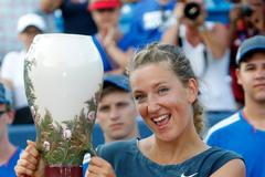 Viktoria Azarenková s vítěznou trofejí na turnaji v Cincinnati