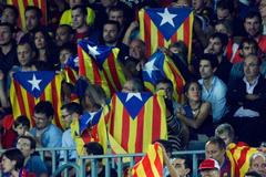 Fotbaloví fanoušci Barcelony v utkání Primera División 2012/13 proti Realu Madrid.