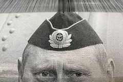 Tkalcovna, kde vyrábí koberce/tapiserie s Putinem