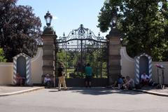 Před zámeckou branou v Lánech