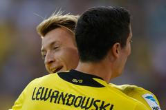 Fotbal, německý Superpohár, Dortmund - Bayern: Marco Reus a Robert Lewandowski