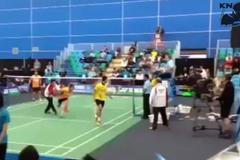 Rvačka během badmintonového zápasu na Canadian Open 2013