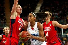 Francouzská basketbalistka Emmeline Ndongueová probíhá mezi Ilonou Burgrovou (vlevo) a Janou Veselou ve čtvrtfinále OH 2012 v Londýně.