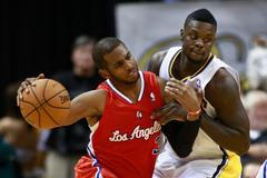 Chris Paul v dresu Clippers se probíjí přes Lance Stephensona z Indiana Pacers