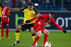 Vladimír Darida v dresu Freiburgu proti Danielu Carricovi ze Seviily