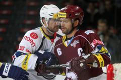 Hokejisté Chomutova v souboji s Michalem Brošem v utkání 16. kola Tipsport extraligy 2012/13 proti Spartě Praha.