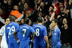 Hazard dostává červenou kartu v utkání ligového poháru Swansea Chelsea