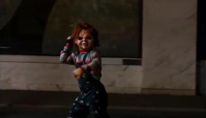 Skrytá kamera - panenka Chucky děsí na autobusové zastávce