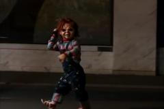 Skrytá kamera - panenka Chucky děsí na autobusové zastávce