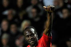 Victor Moses z Liverpoolu se raduje z branky, kterou vstřelil Swansea