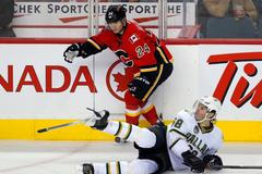 FOTO Hudler ulovil Jágra. Na špičku hokejky