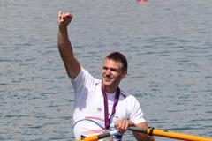 Český veslař Ondřej Synek slaví stříbro v závodu na 2 kilometry během OH 2012 v Londýně.