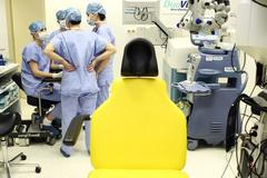 Zdravotnictví, nemocnice, operace, laserová operace šedého zákalu