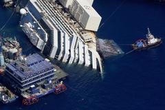 Costa Concordia - vyzdvižení
