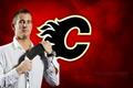 Roman Červenka na pozadí s logem a barvami klubu Calgary Flames.