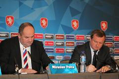 Pavel Vrba a Miroslav Pelta podepisují smlouvu