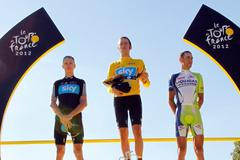 Britský cyklista Bradley Wiggins slaví vítězství v Tour de France po její poslední 20. etapě.