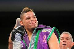 Portorický boxer Orlando Cruz v souboji s Mexičanem Jorge Pazosem během zápasu i mistra světa WBO NABO v muší váze.