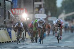 Závěrečný dojezd do Paříže: zleva Cavendish, Kittel, Greipel