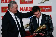 Christo Stoičkov předává Lionelovi Messimu Zlatou kopačku (2013)