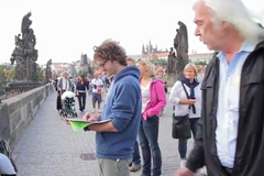 Spor stánkaři vs. mladí umělci na Karlově mostě