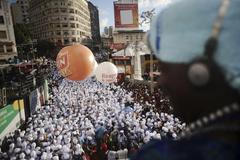Fotogalerie: Pestrobarevná podívaná z prostředí brazilského karnevalu