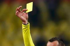 Javier Mascherano z Barcelony inkasuje žlutou kartu