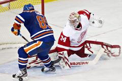 NHL - Edmonton vs. Detroit (Mrázek chytá šanci Gagnera)