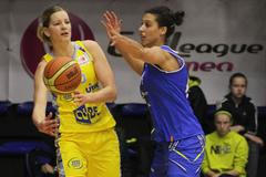 Basketbalistka ZVVZ USK Praha Eva Vítečková v utkání 1. kola Evropské ligy proti Salamance.