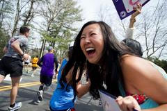 Fanynka na maratonu v Bostonu