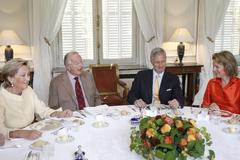 Bývalý a současný belgický král s manželkami