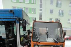Nehoda - 12.2.2013- HK - Autobus se srazil s pluhem