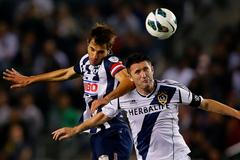 VIDEO Hráč Dallasu dostal pivní láhví do hlavy