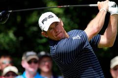 Anglický golfista Lee Westwood odpaluje míček na druhé jamce ve finále Šampionátu PGA tour 2012 v americkém Carmelu.