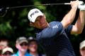 Anglický golfista Lee Westwood odpaluje míček na druhé jamce ve finále Šampionátu PGA tour 2012 v americkém Carmelu.