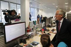 Guvernér Bank of England Mervyn King mezi podřízenými v pobočce v Londýně.