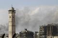 Kouř nad velkou umájskou mešitou v Aleppu
