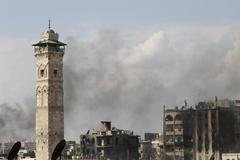 Kouř nad velkou umájskou mešitou v Aleppu