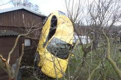 Auto zakliněné v chatce