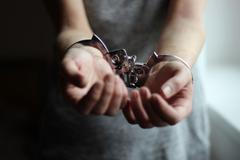 Kriminalita / Zatčení / Policejní pouta / Ilustrační snímek / Žena