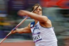 Český oštěpař Vítězslav Veselý hází oštěpem během finále OH 2012 v Londýně.