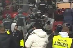 Rvačka divokých fanoušků na basketbale v Bělehradě