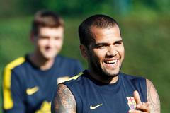 Video: Vlastní gól Daniho Alvese v utkání Švýcarsko - Brazílie