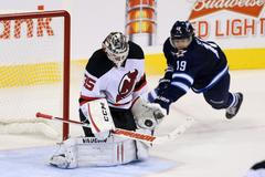 Schneider chytá puk před Jimem Slaterem