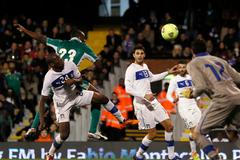 Shola Ameobi z Nigérie střílí gól Italům v přátelském utkání