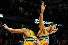 Denver slaví další vítězství: JaVale McGee a Kosta Koufos