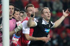 Fotbalista Slavie Ondřej Petrák drží Daniela Koláře v utkání proti Viktorii Plzeň ve 13. kole Gambrinus ligy 2012/13.