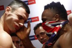 Dereck Chisora dává facku Vitaliji Kličkovi